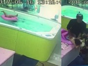 Làm mẹ - 72 giây "thót tim" khi em bé giãy giụa với tử thần dưới nước, hãy cẩn thận hơn khi cho con đi bơi
