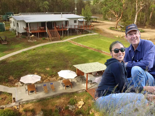 Vợ Việt - chồng Úc bỏ việc nghìn đô, sống không điện nước hơn một năm để xây trang trại