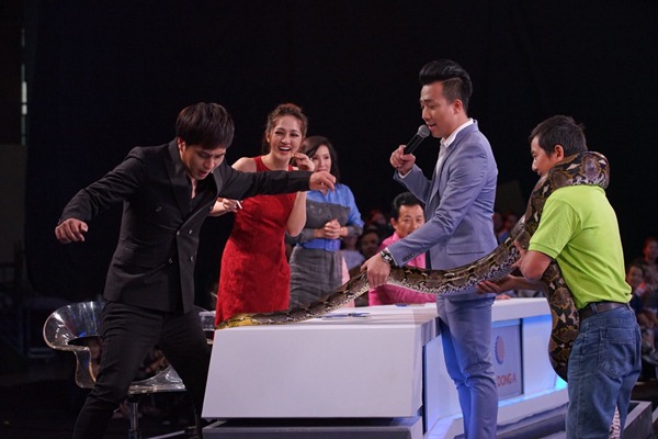 Người bí ẩn 2017: Bảo Anh - Hồ Quang Hiếu hết hồn, trường quay náo loạn vì nghệ sĩ chơi trăn - 9