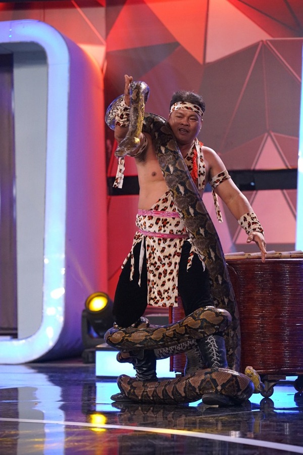 Người bí ẩn 2017: Bảo Anh - Hồ Quang Hiếu hết hồn, trường quay náo loạn vì nghệ sĩ chơi trăn - 5