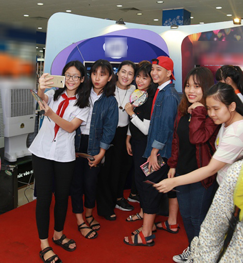 Nghệ sĩ Thanh Thủy, Hiếu Nguyễn hạnh phúc khi ghé thăm khán giả truyền hình Đà Nẵng - 2