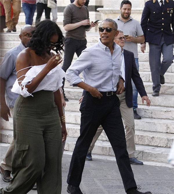 Phu nhân cựu tổng thống Obama bất ngờ gợi cảm trên phố - 1