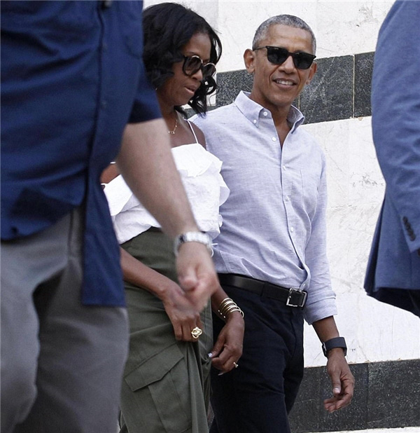 Phu nhân cựu tổng thống Obama bất ngờ gợi cảm trên phố - 2