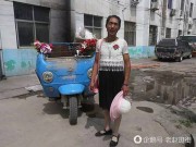 Tin tức - Người đàn ông mặc váy đi nhặt rác để nuôi người tình đồng tính 72 tuổi