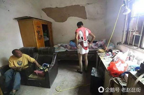 Người đàn ông mặc váy đi nhặt rác để nuôi người tình đồng tính 72 tuổi - 5