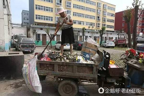 Người đàn ông mặc váy đi nhặt rác để nuôi người tình đồng tính 72 tuổi - 2