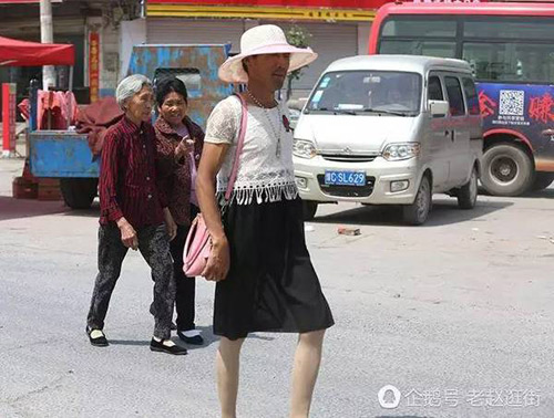 Người đàn ông mặc váy đi nhặt rác để nuôi người tình đồng tính 72 tuổi - 3