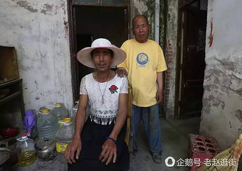 Người đàn ông mặc váy đi nhặt rác để nuôi người tình đồng tính 72 tuổi - 4