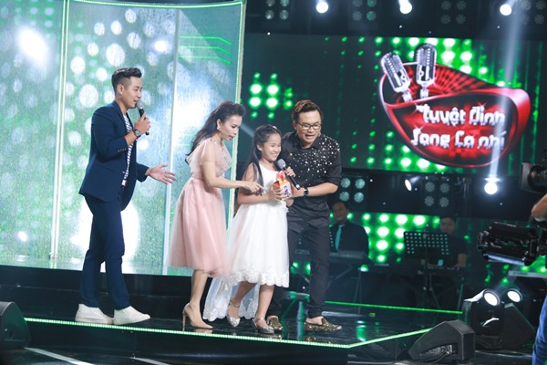 Cẩm Ly và cả 5 huấn luyện viên ngỡ ngàng, xúc động vì cô bé 10 tuổi hát amp;#34;Mẹ tôiamp;#34; - 9