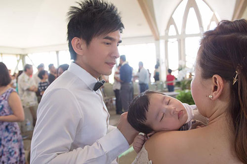 Con trai Đan Trường đẹp như thiên thần, ngủ say sưa trên vai mẹ suốt lễ rửa tội - 1
