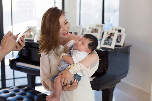 Con trai Đan Trường đẹp như thiên thần, ngủ say sưa trên vai mẹ suốt lễ rửa tội - 5