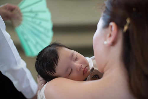 Con trai Đan Trường đẹp như thiên thần, ngủ say sưa trên vai mẹ suốt lễ rửa tội - 3