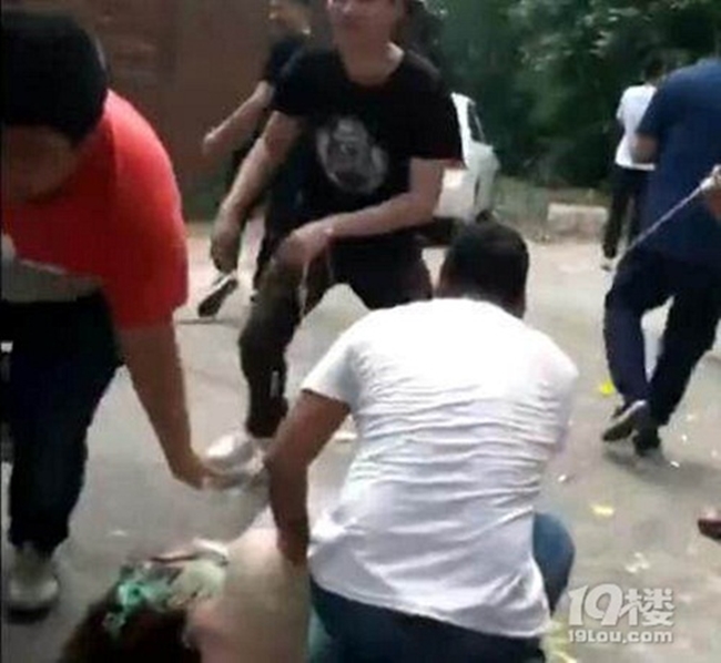 Không cầm lòng được trước cô phù dâu xinh đẹp, nhóm bạn chú rể lao vào sàm sỡ và cái kết đắng - 2