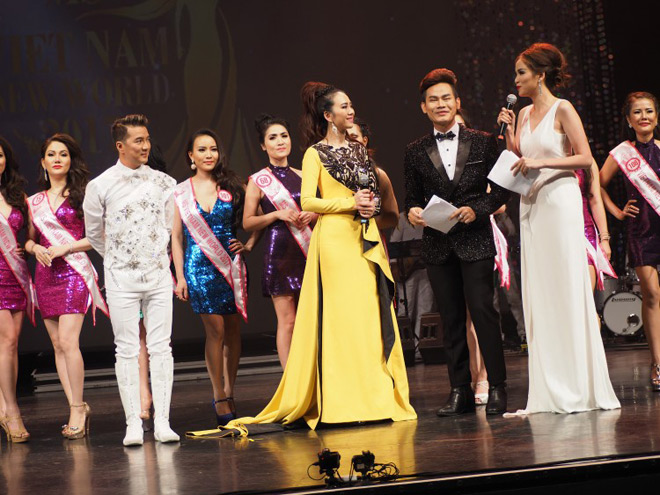 Mr Đàm trao vương miện cho Hoa hậu Doanh nhân Việt Nam thế giới 2017 - 2