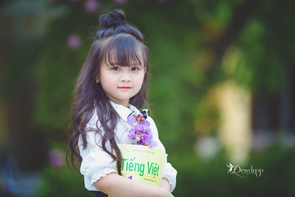 Sau 1 năm gây sốt vì xinh như hoa hậu, bé gái Tuyên Quang giờ đây đã khác rất nhiều - 14