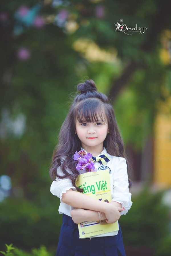 Sau 1 năm gây sốt vì xinh như hoa hậu, bé gái Tuyên Quang giờ đây đã khác rất nhiều - 1