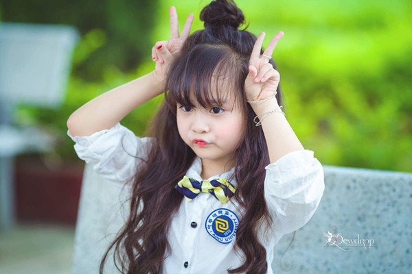 Sau 1 năm gây sốt vì xinh như hoa hậu, bé gái Tuyên Quang giờ đây đã khác rất nhiều - 2