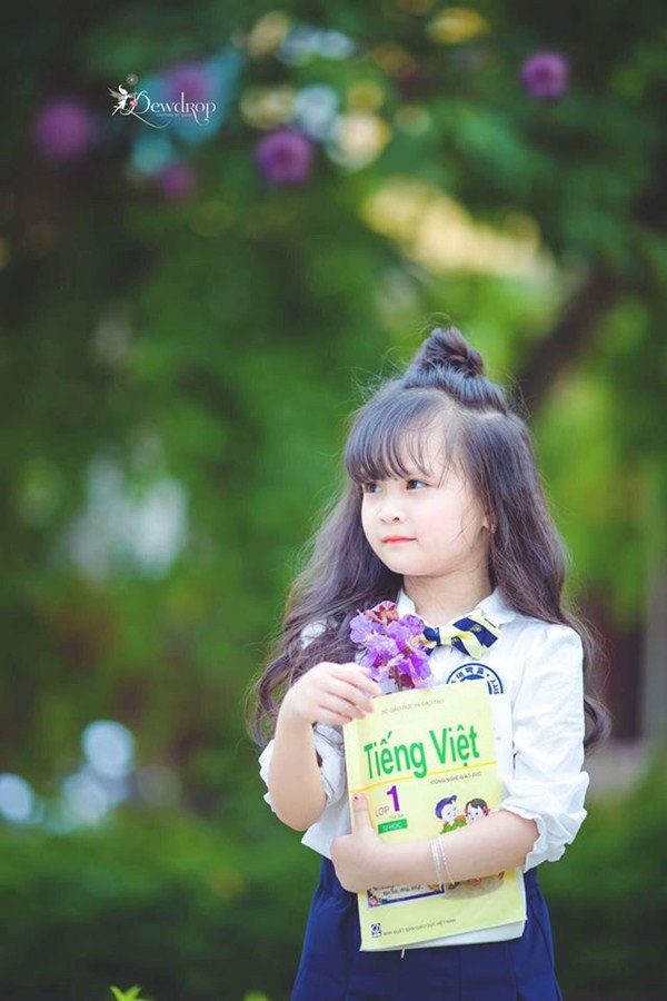 Sau 1 năm gây sốt vì xinh như hoa hậu, bé gái Tuyên Quang giờ đây đã khác rất nhiều - 16
