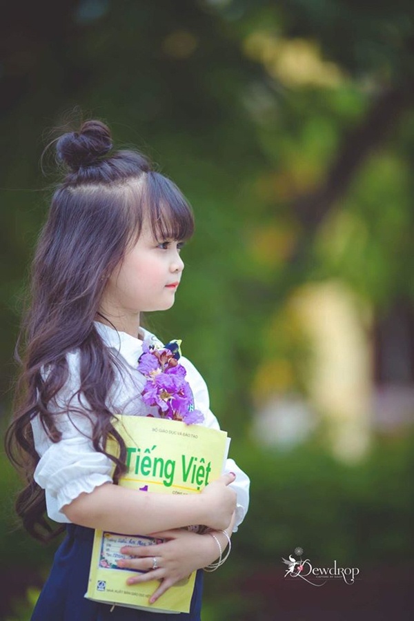 Sau 1 năm gây sốt vì xinh như hoa hậu, bé gái Tuyên Quang giờ đây đã khác rất nhiều - 6