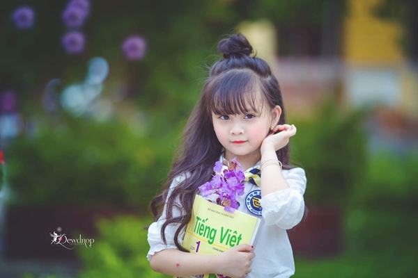 Sau 1 năm gây sốt vì xinh như hoa hậu, bé gái Tuyên Quang giờ đây đã khác rất nhiều - 8