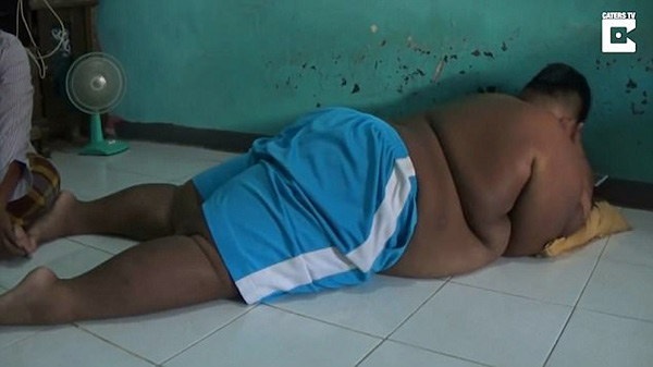 Bé trai mới 10 tuổi đã nặng 190kg vì nghiện ăn mỳ tôm và uống Coca - 4