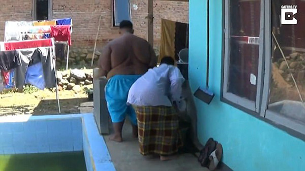 Bé trai mới 10 tuổi đã nặng 190kg vì nghiện ăn mỳ tôm và uống Coca - 5