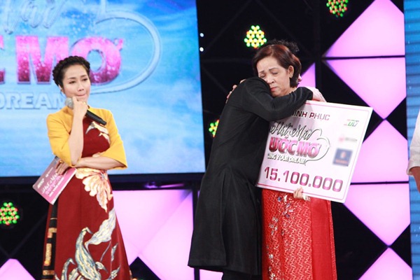 Cẩm Ly, Trấn Thành khóc nghẹn vì người bà hơn 60 tuổi chạy xe ôm nuôi 3 cháu gái ăn học - 10