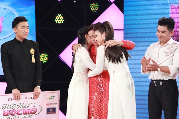 Cẩm Ly, Trấn Thành khóc nghẹn vì người bà hơn 60 tuổi chạy xe ôm nuôi 3 cháu gái ăn học - 11