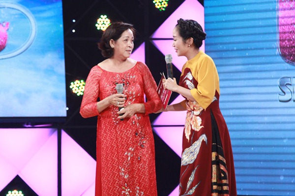 Cẩm Ly, Trấn Thành khóc nghẹn vì người bà hơn 60 tuổi chạy xe ôm nuôi 3 cháu gái ăn học - 5