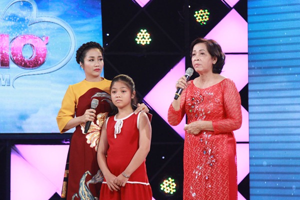 Cẩm Ly, Trấn Thành khóc nghẹn vì người bà hơn 60 tuổi chạy xe ôm nuôi 3 cháu gái ăn học - 4