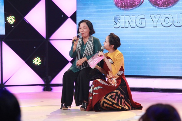 Cẩm Ly, Trấn Thành khóc nghẹn vì người bà hơn 60 tuổi chạy xe ôm nuôi 3 cháu gái ăn học - 17