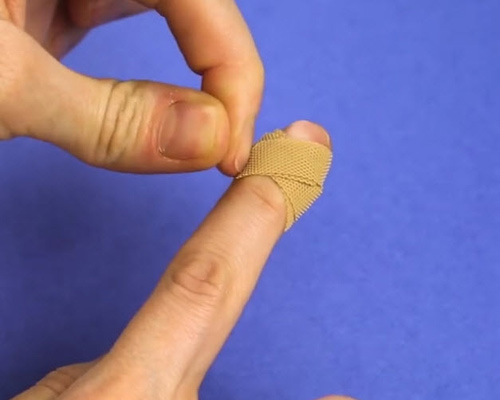 Hầu hết chúng ta đã quấn băng urgo sai cách, không tin hãy xem video này - 2