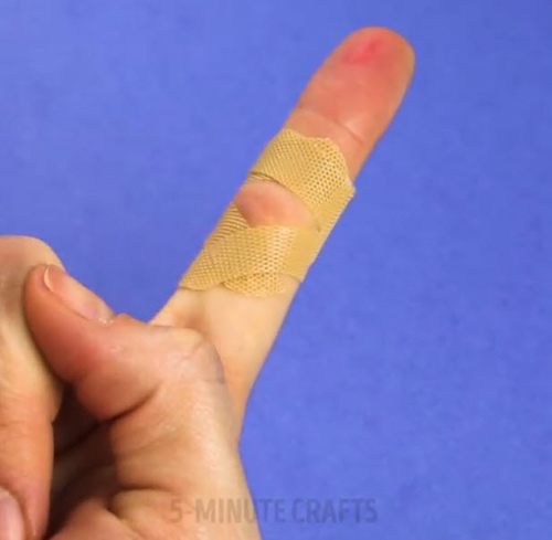 Hầu hết chúng ta đã quấn băng urgo sai cách, không tin hãy xem video này - 3