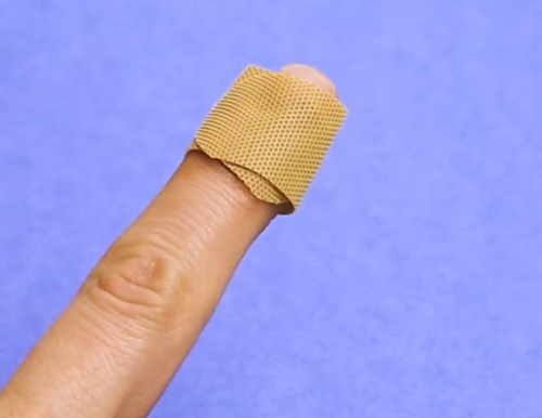 Hầu hết chúng ta đã quấn băng urgo sai cách, không tin hãy xem video này - 1