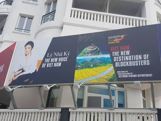 Lý Nhã Kỳ mặc bộ đồ giản dị nhưng amp;#34;đắt xắt ra miếngamp;#34; hậu thảm đỏ Cannes - 1