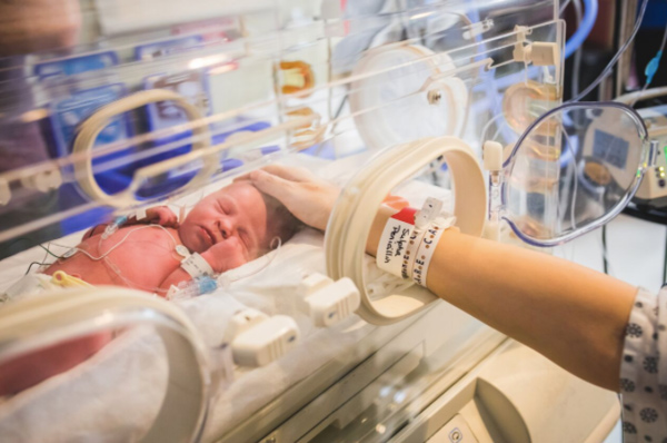 Nữ bác sĩ 40 tuổi gào khóc đón con chào đời trong ca sinh non - 12