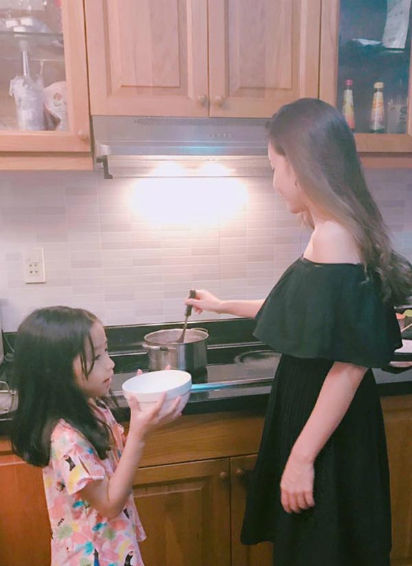 Sao Việt 24h qua: Con gái Ốc Thanh Vân mặc đồ đôi cùng mẹ, xoạc chân điệu nghệ tạo dáng - 5