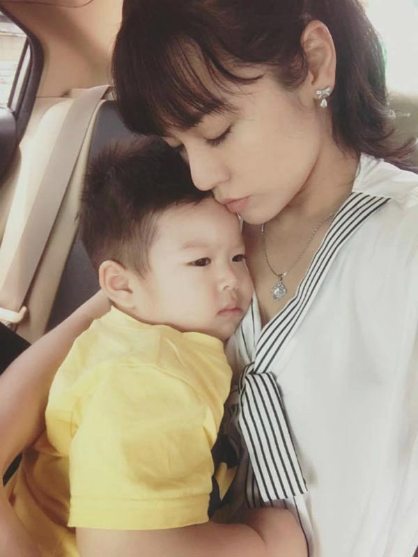 Sao Việt 24h qua: Con gái Ốc Thanh Vân mặc đồ đôi cùng mẹ, xoạc chân điệu nghệ tạo dáng - 6