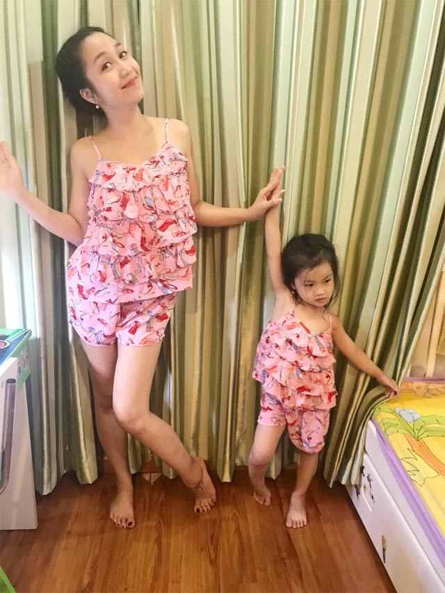 Sao Việt 24h qua: Con gái Ốc Thanh Vân mặc đồ đôi cùng mẹ, xoạc chân điệu nghệ tạo dáng - 1