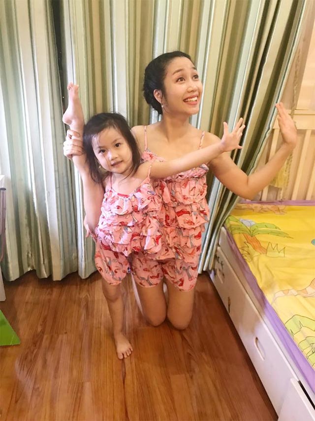 Sao Việt 24h qua: Con gái Ốc Thanh Vân mặc đồ đôi cùng mẹ, xoạc chân điệu nghệ tạo dáng - 4