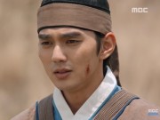 Xem & Đọc - Mặt nạ quân vương: Thế tử "sang chảnh" Yoo Seung Ho thất thế, đi làm phu khuân vác