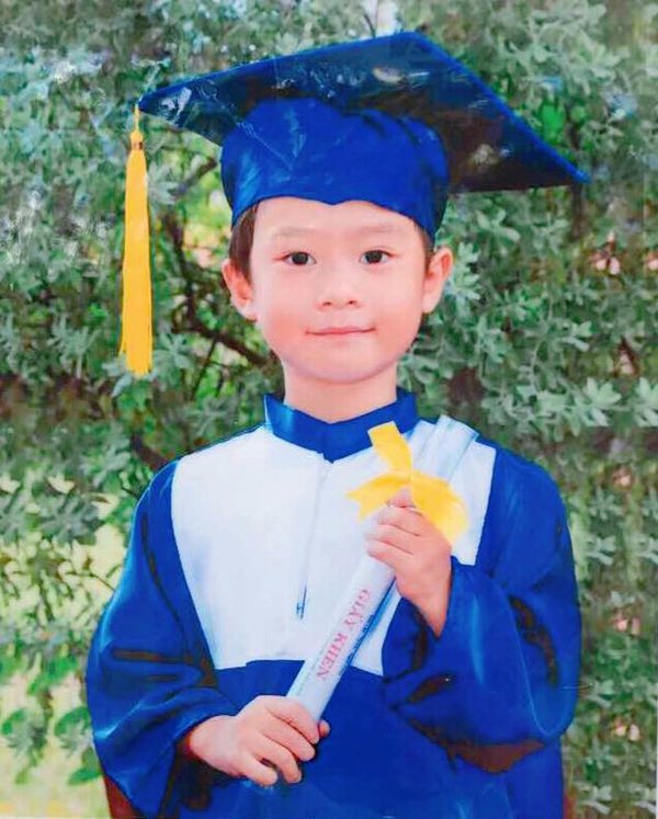 Khoe ảnh con trai nhận bằng tốt nghiệp, bà xã Lý Hải viết những dòng chia sẻ xúc động - 1