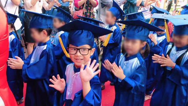 Khoe ảnh con trai nhận bằng tốt nghiệp, bà xã Lý Hải viết những dòng chia sẻ xúc động - 5