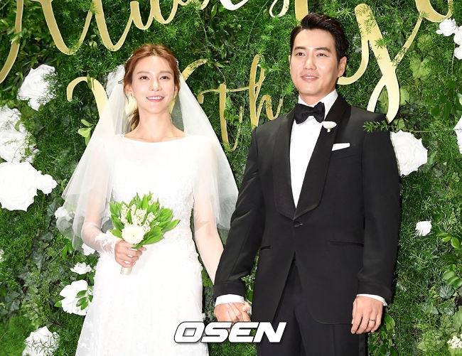Ngày cưới, mỹ nhân Cha Ye Ryun và tài tử Joo Sang Wook bên nhau amp;#34;ngọt như đườngamp;#34; - 1