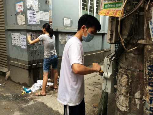 Người đàn ông Mỹ dọn amp;#34;rácamp;#34; quảng cáo, rao vặt tại Hà Nội: “Chúng tôi sẽ không từ bỏ” - 10