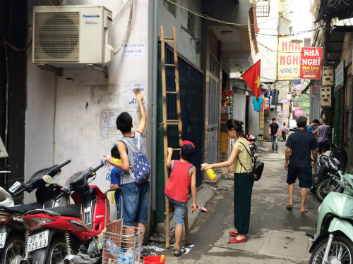 Người đàn ông Mỹ dọn amp;#34;rácamp;#34; quảng cáo, rao vặt tại Hà Nội: “Chúng tôi sẽ không từ bỏ” - 7