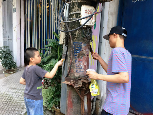 Người đàn ông Mỹ dọn amp;#34;rácamp;#34; quảng cáo, rao vặt tại Hà Nội: “Chúng tôi sẽ không từ bỏ” - 12