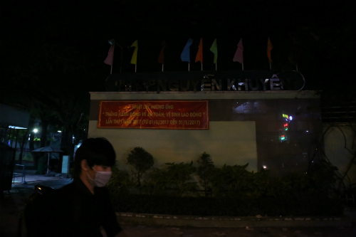 Nhóm học sinh thi nhau ném amp;#34;bomamp;#34; sơn, bột màu vào trường sau lễ bế giảng - 2