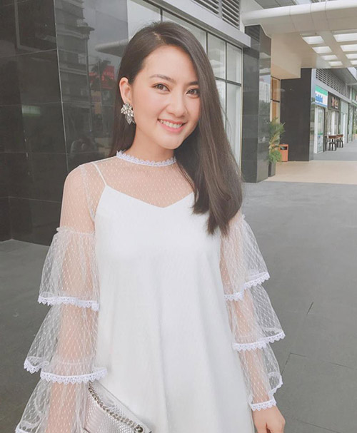 Ra ngoài sang chảnh nhưng về nhà Ngọc Lan vô cùng giản dị, tự lấy nước rửa chân cho mẹ - 1