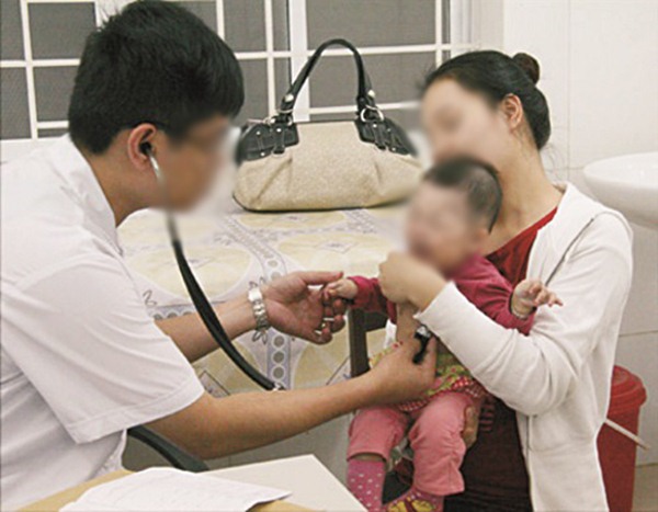 Khi hút thuốc bố và ông đều ra ngoài, cháu vẫn nhập viện khẩn cấp và nguy hiểm tính mạng - 1